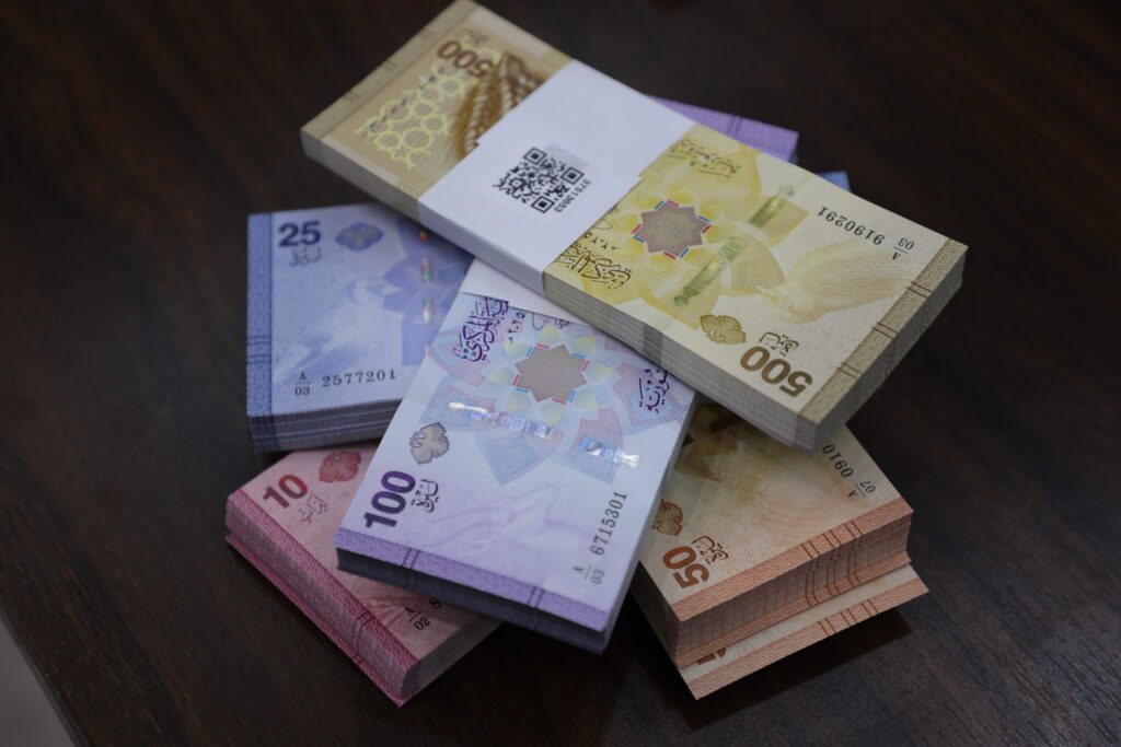 حاكم “المركزي”: تذبذب سعر الصرف مؤقت.. ولا مبررات نقدية لارتفاعه