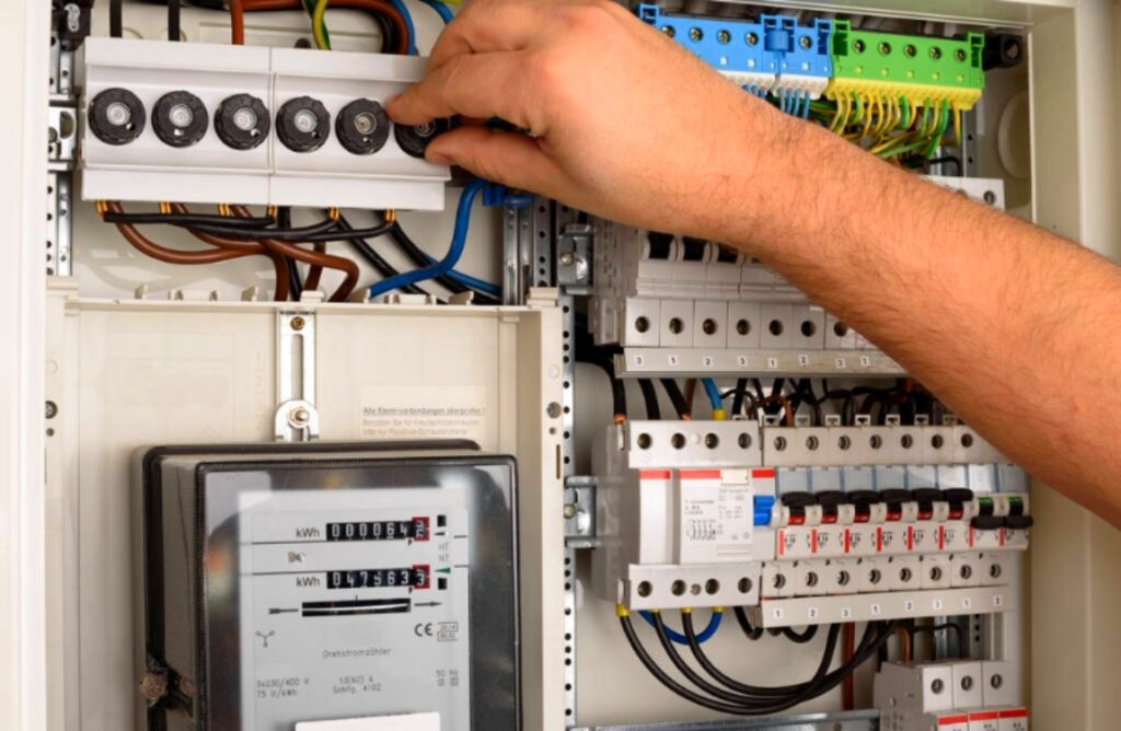 مؤسسة الكهرباء توضح آلية احتساب استهلاك المشتركين غير المخدّمين بعدادات