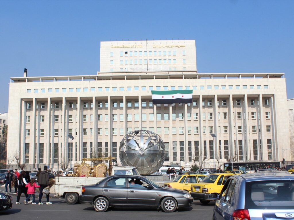 عقبات الـ 90 يوماً.. لماذا قد يضطر ‘المركزي’ لتمديد مهلة استبدال الليرة؟