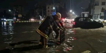 الدفاع المدني السوري يستجيب لأكثر من 100 نداء بسبب الأمطار الغزيرة الليلة الماضية