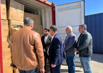 وصول 10 آلاف مقعد دراسي إلى مرفأ طرطوس هدية من رجل الأعمال الإماراتي خلف الحبتور