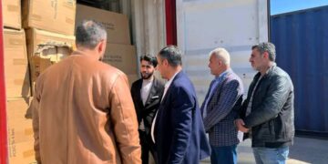 وصول 10 آلاف مقعد دراسي إلى مرفأ طرطوس هدية من رجل الأعمال الإماراتي خلف الحبتور