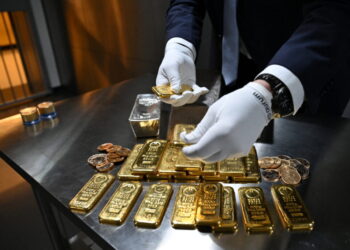 أسعار الذهب تنخفض مجدداً مع تقييم مؤشرات التهدئة في الشرق الأوسط