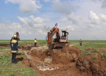 يواصل الدفاع المدني في وزارة الطوارئ وإدارة الكوارث تنفيذ عمليات الاستجابة الميدانية في محافظة الحسكة، عقب الفيضانات التي تسبب بها ارتفاع منسوب نهر الخابور نتيجة الأمطار الغزيرة. وقال الدفاع المدني إن فرقه مستمرة في تنفيذ عمليات استجابة ميدانية في محافظة الحسكة، في ظل الظروف الجوية والأمطار الغزيرة التي تشهدها المنطقة وحصول فيضانات في نهر الخابور وروافده. وشملت عمليات الاستجابة مدينة الحسكة وتل حميس واليعربية والشدادي وتل العريش، حيث عملت الفرق على إنشاء ورفع سواتر ترابية بطول أكثر من 8 كم، وفتح وتعزيل مجاري وقنوات تصريف مياه في 15 موقعاً، وفتح مجرى مائي بجانب جسر غويران لتخفيف فيضان الخابور، وشفط المياه من عشرات المواقع في الطرق والأحياء السكنية، إلى جانب فتح عبارات المياه. كما عملت الفرق على إخلاء 120 عائلة، وتسجيل أكثر من 1700 منزل متضرر بشكل كلي وجزئي، بالإضافة إلى تسجيل تضرر أكثر من 1450 عائلة، ومئات الهكتارات من الأراضي الزراعية بشكل جزئي نتيجة الفيضانات والسيول وانغمار الأراضي والمحاصيل الزراعية. وأشار الدفاع المدني إلى أن الفرق لا تزال مستمرة في عمليات الاستجابة للتخفيف من الأضرار وحماية المدنيين.