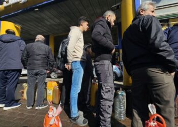 الوقود متوفر.. والخوف رفع الطلب.. كيف صنعت الشائعة أزمة غير موجودة؟