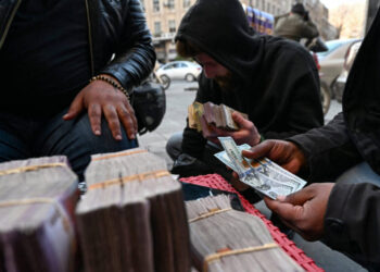 هل ينجح المصرف المركزي في كبح تراجع الليرة؟