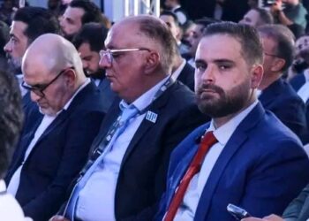 الوحدة في القمة: حين لا يجد المدير من يكلمه